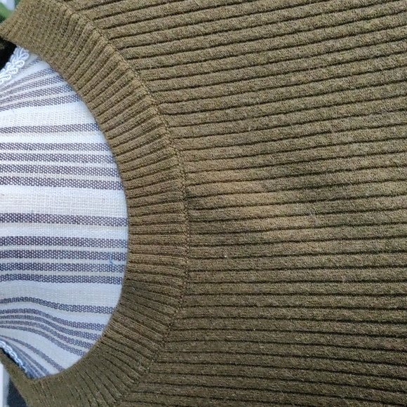 ✰ Express | Ribbed Olive Tee. - Picture 2 of 4